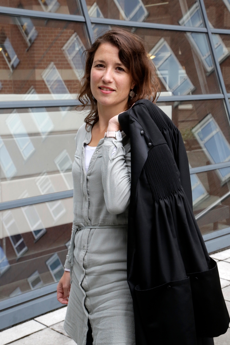 Portret van Marlies Wolfrat met toga over de schouder