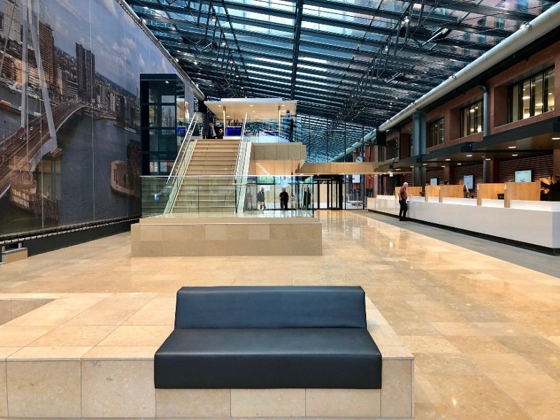 Rechtbanklocatie Rotterdam, ontvangsthal met receptiebalie.