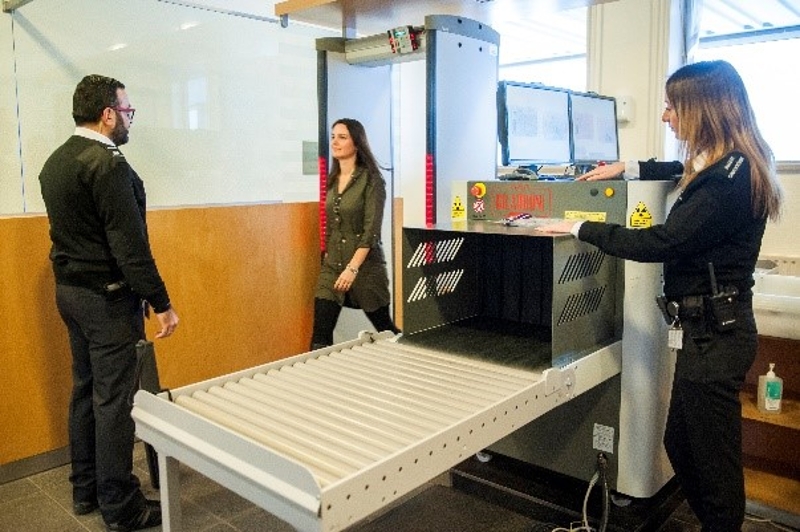 Toegangscontrole bij gerechtshof Arnhem-Leeuwarden.