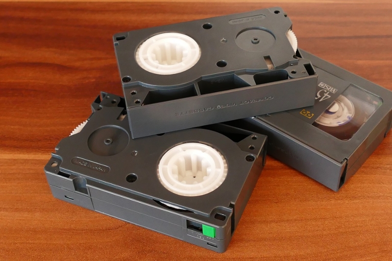 Drie videobanden op een tafel