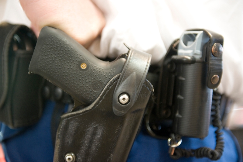 Pistool en pepper-spray aan riem van agent