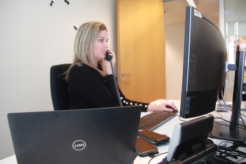 Romy aan de telefoon.