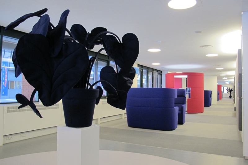 Ruimte met zitplaatsen voor privé-overleggen.