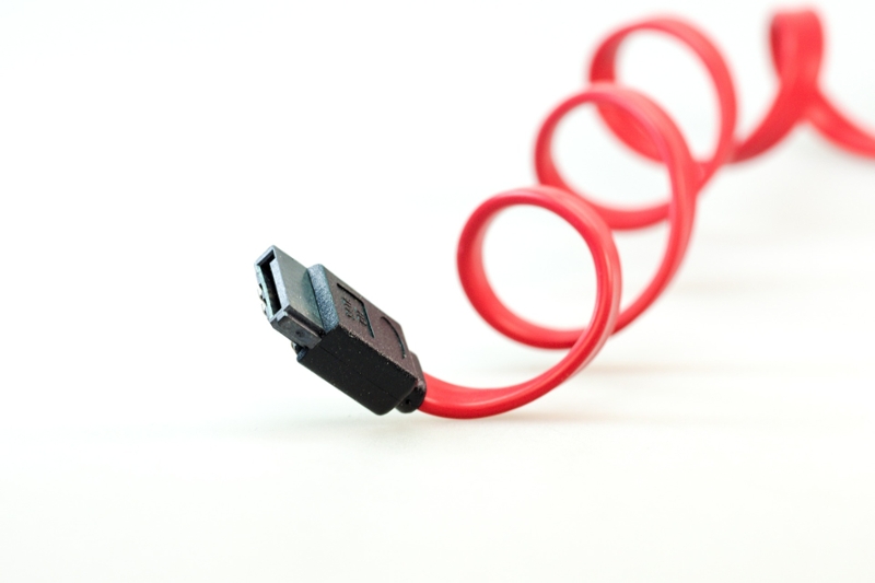 USB-stekker met rood gekruld snoer