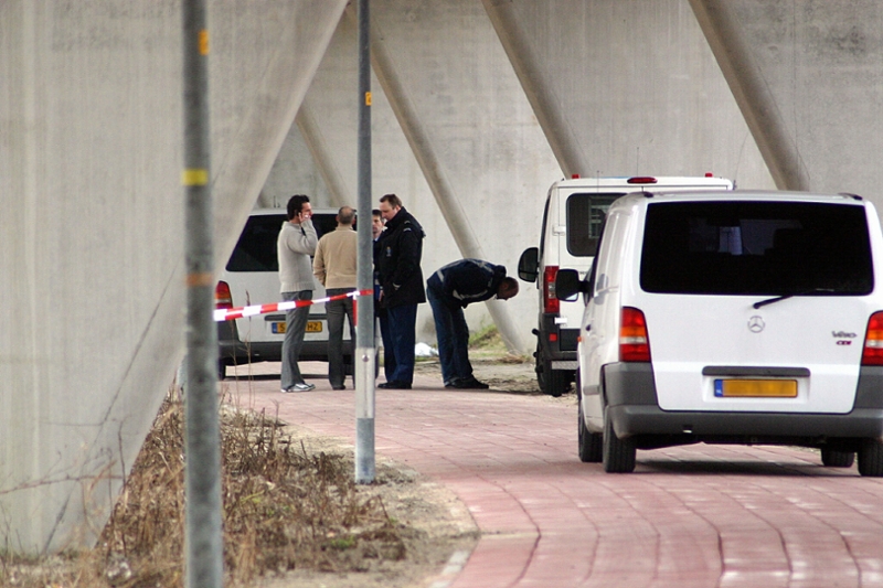 Een afgezette straat waar onderzoekers aan het werk zijn.