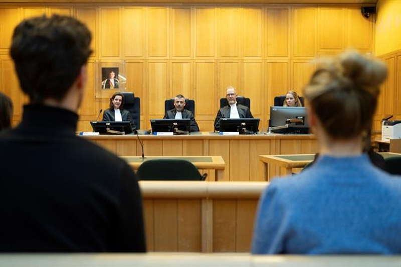 Rechtszaal met zicht op de rechters.