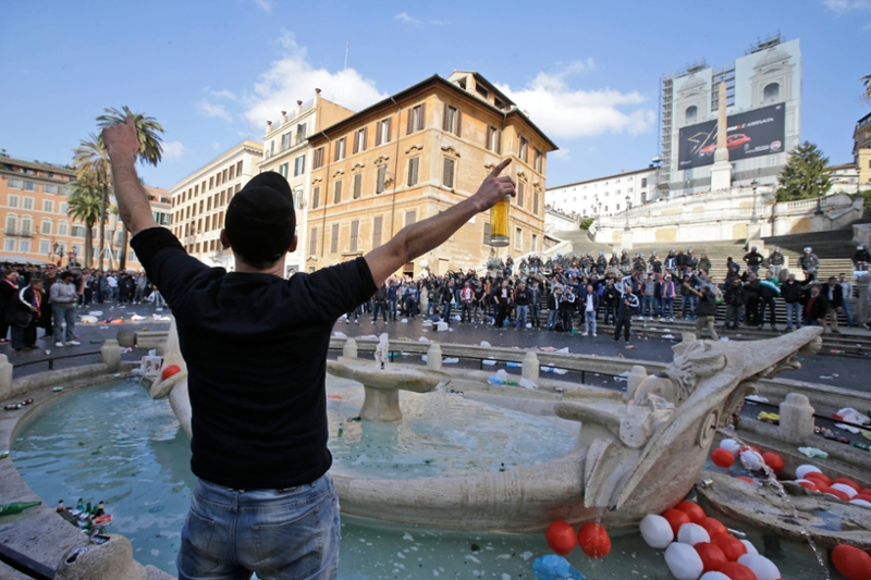 Supporters van Feyenoord richten vernielingen aan bij de Barcaccia-fontein in Rome