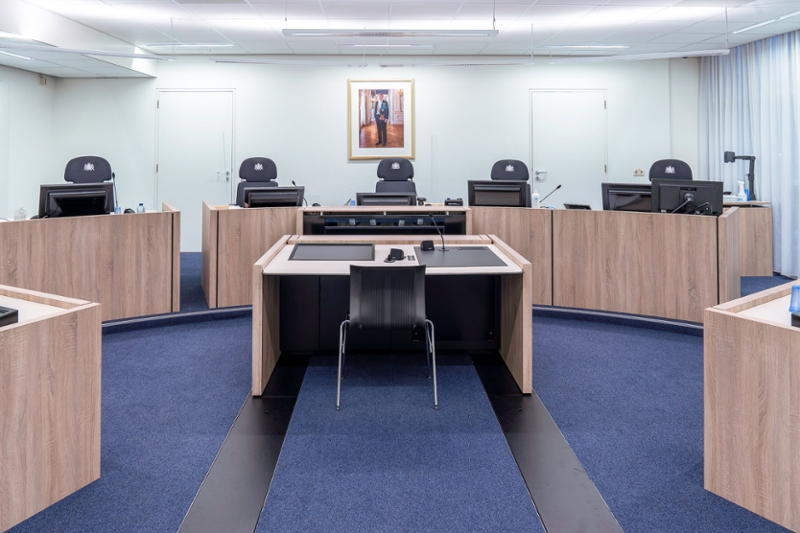 Lege zittingszaal bij rechtbank Rotterdam